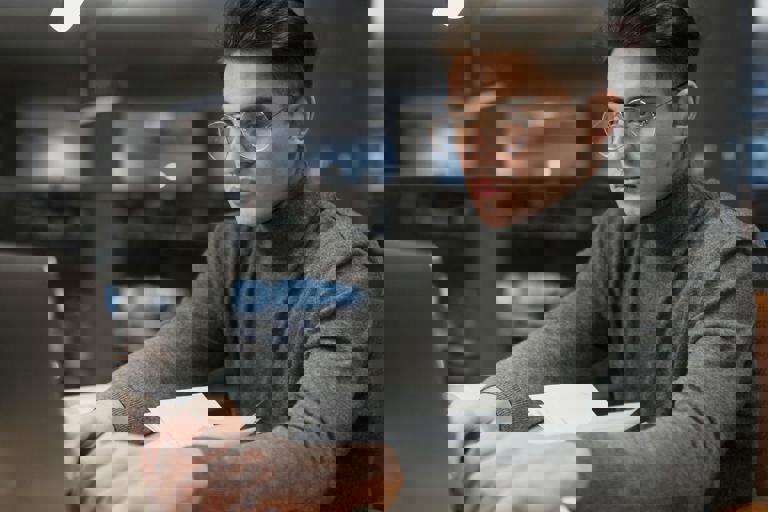 Studenti trasformano una cabina telefonica dismessa in piccolo punto libri gratuito