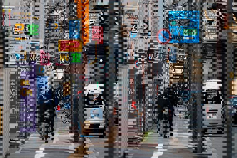 Travolta sulle strisce, ciclista ferita gravemente in un incrocio trafficato